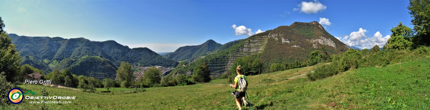 59 Per sentierino a vista scendiamo da Casa Castello ad agganciare la stradetta.jpg